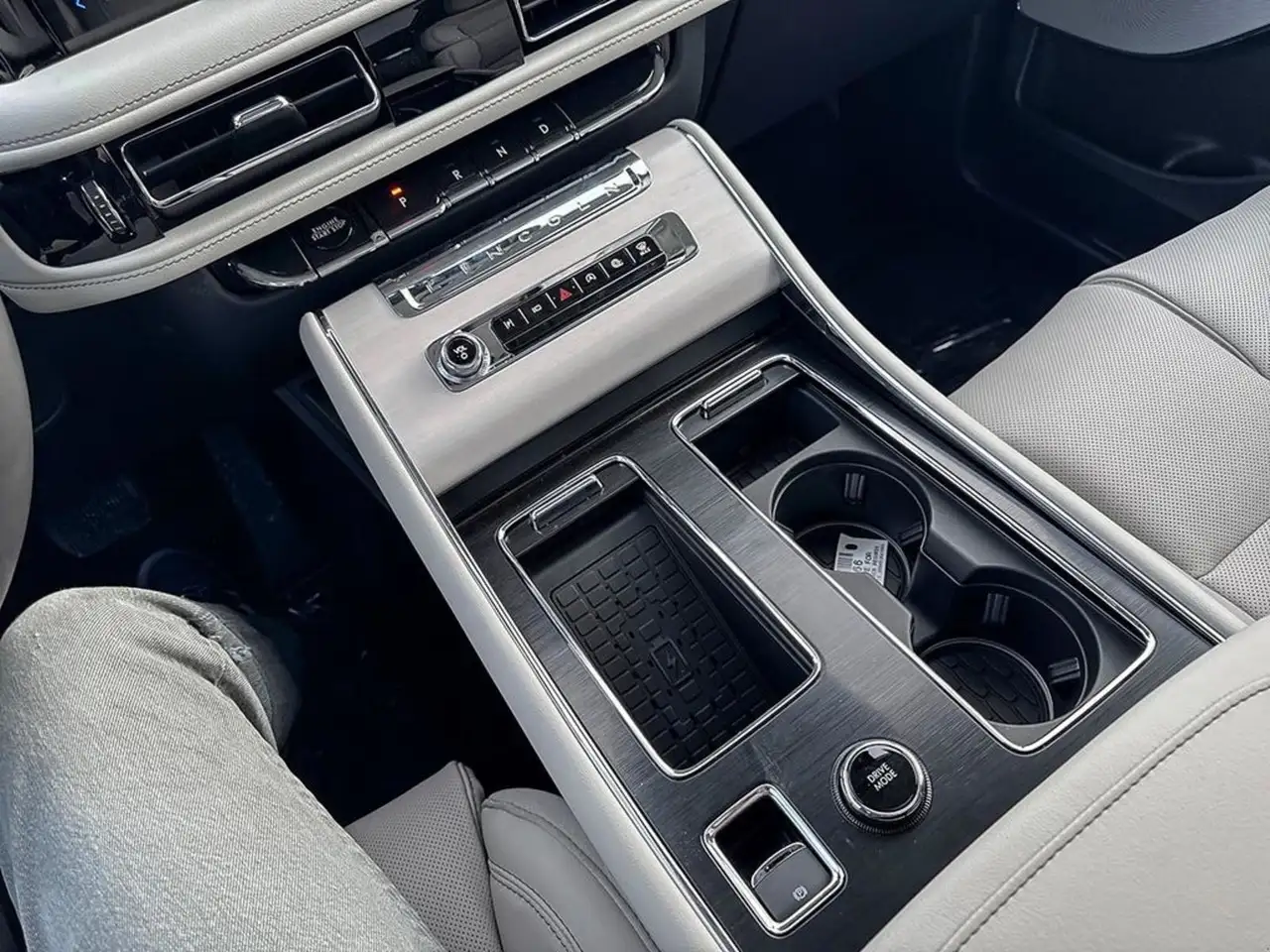 Lincoln Aviator снимка Lincoln Aviator