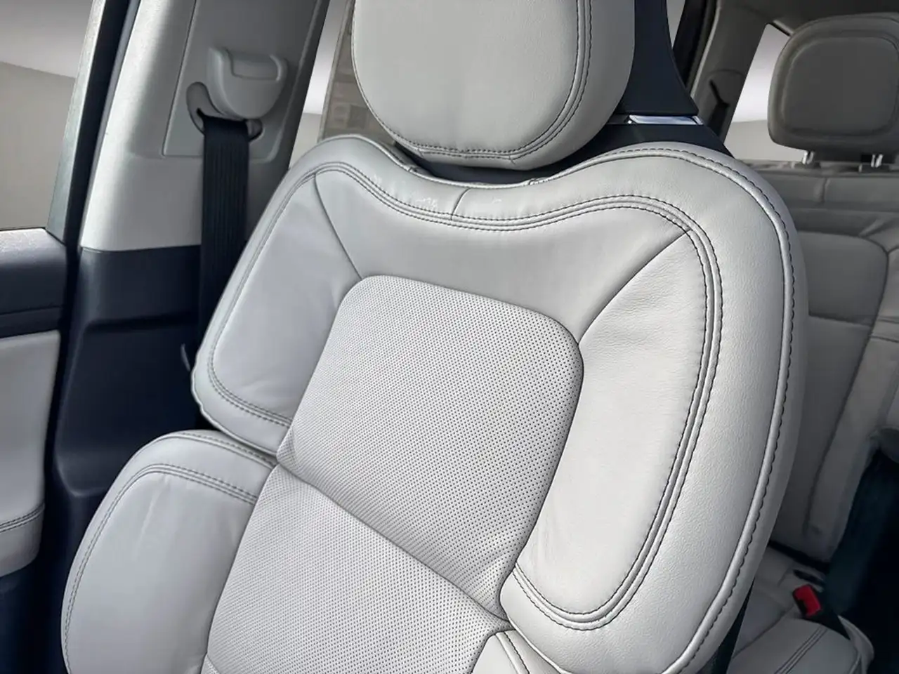 Lincoln Aviator снимка Lincoln Aviator