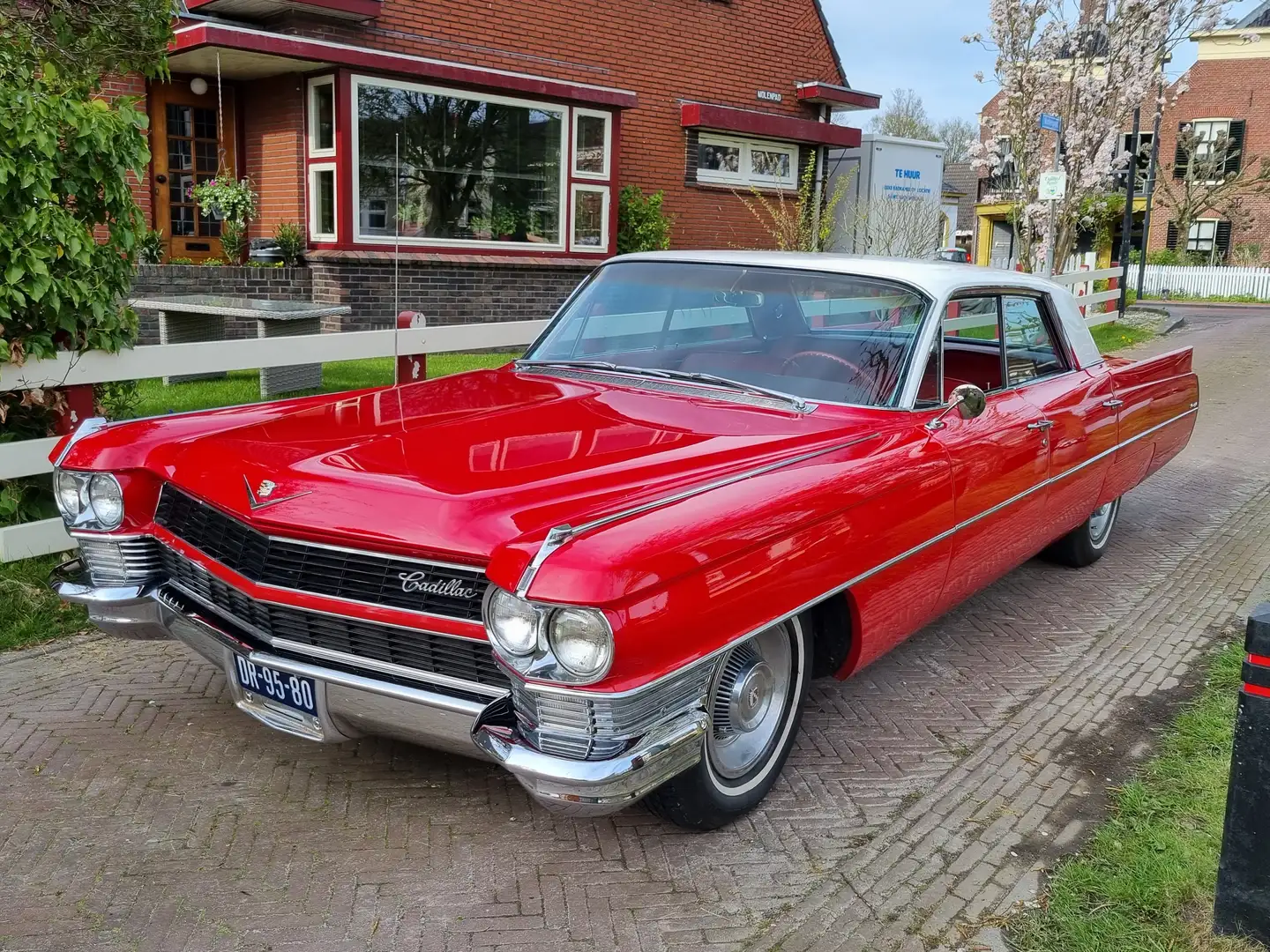 Cadillac Deville sedan 4 deurs Czerwony - 1