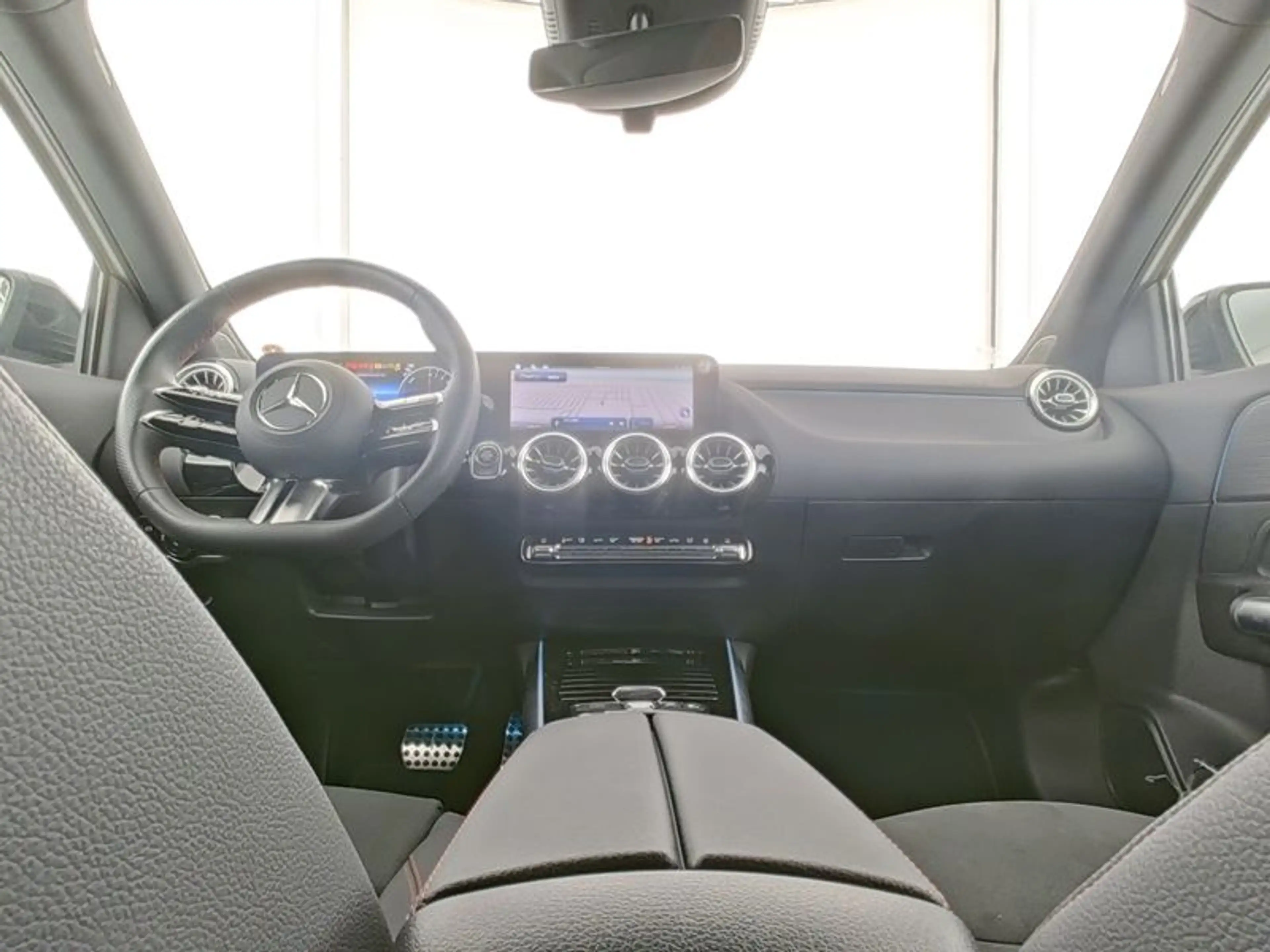 Mercedes-Benz GLA 250 e AMG-Sport/AHK/Distr/360/Night/Ambi/19" — photo 7