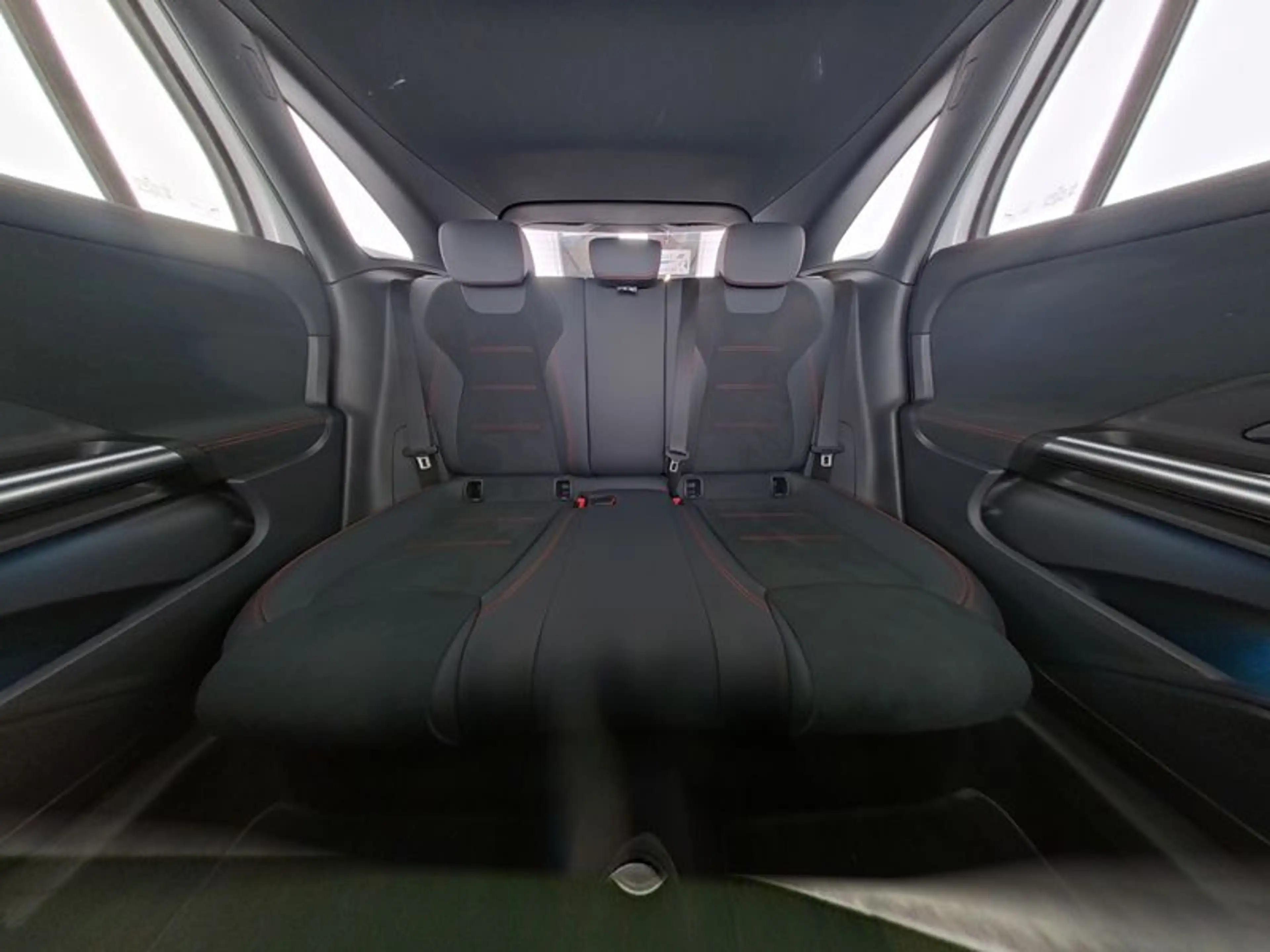 Mercedes-Benz GLA 250 e AMG-Sport/AHK/Distr/360/Night/Ambi/19" — photo 10
