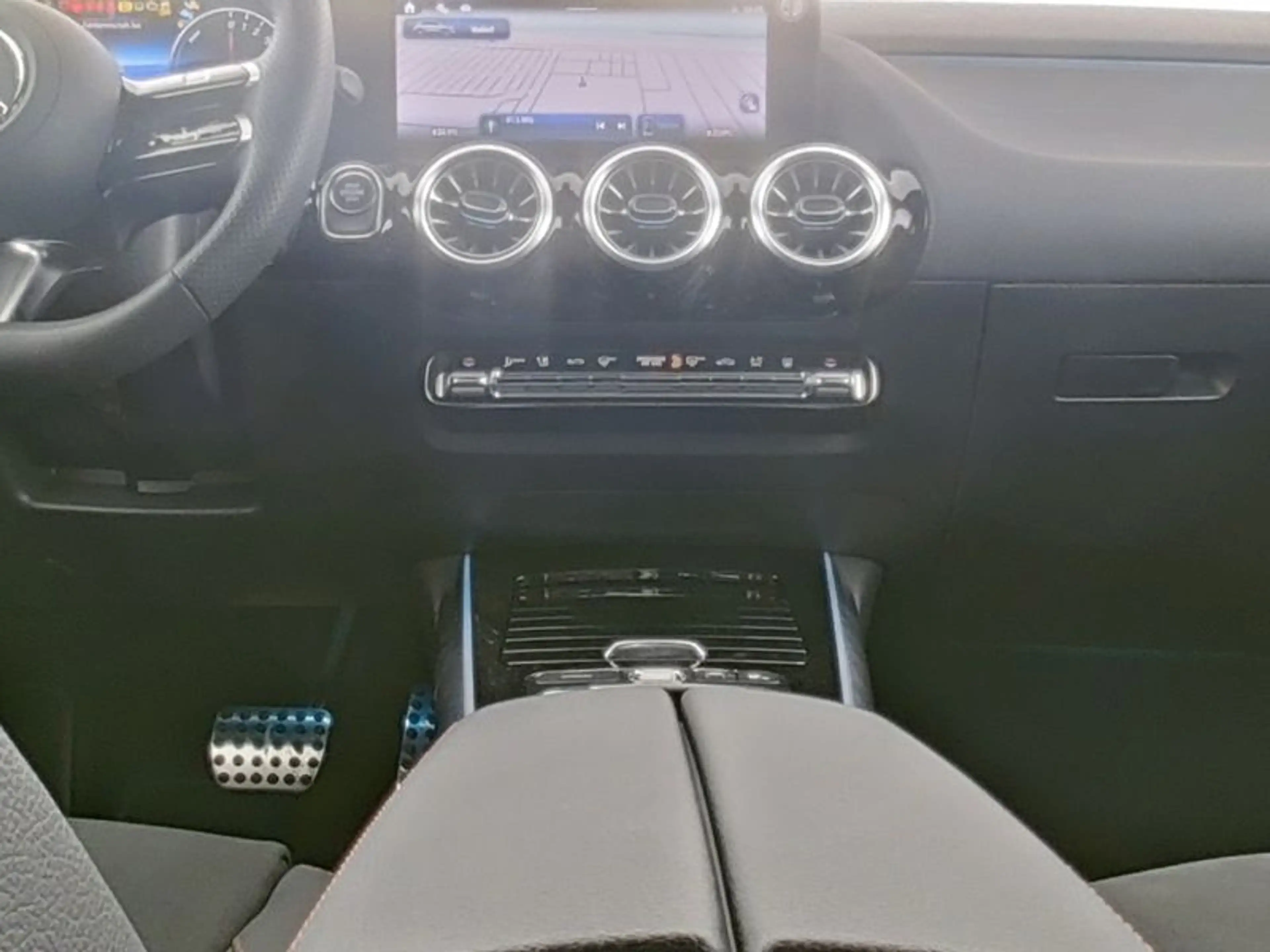 Mercedes-Benz GLA 250 e AMG-Sport/AHK/Distr/360/Night/Ambi/19" — photo 6