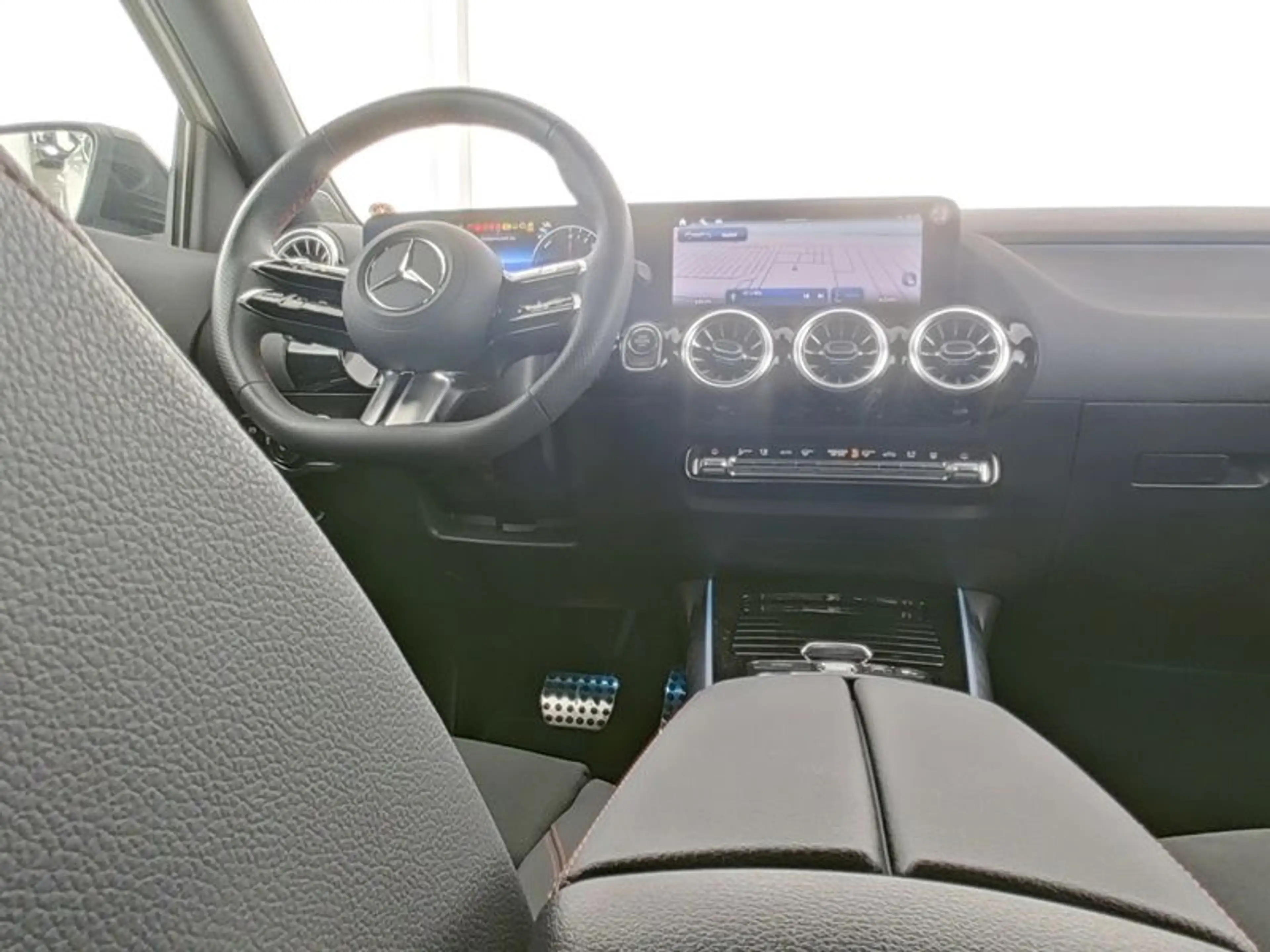Mercedes-Benz GLA 250 e AMG-Sport/AHK/Distr/360/Night/Ambi/19" — photo 8