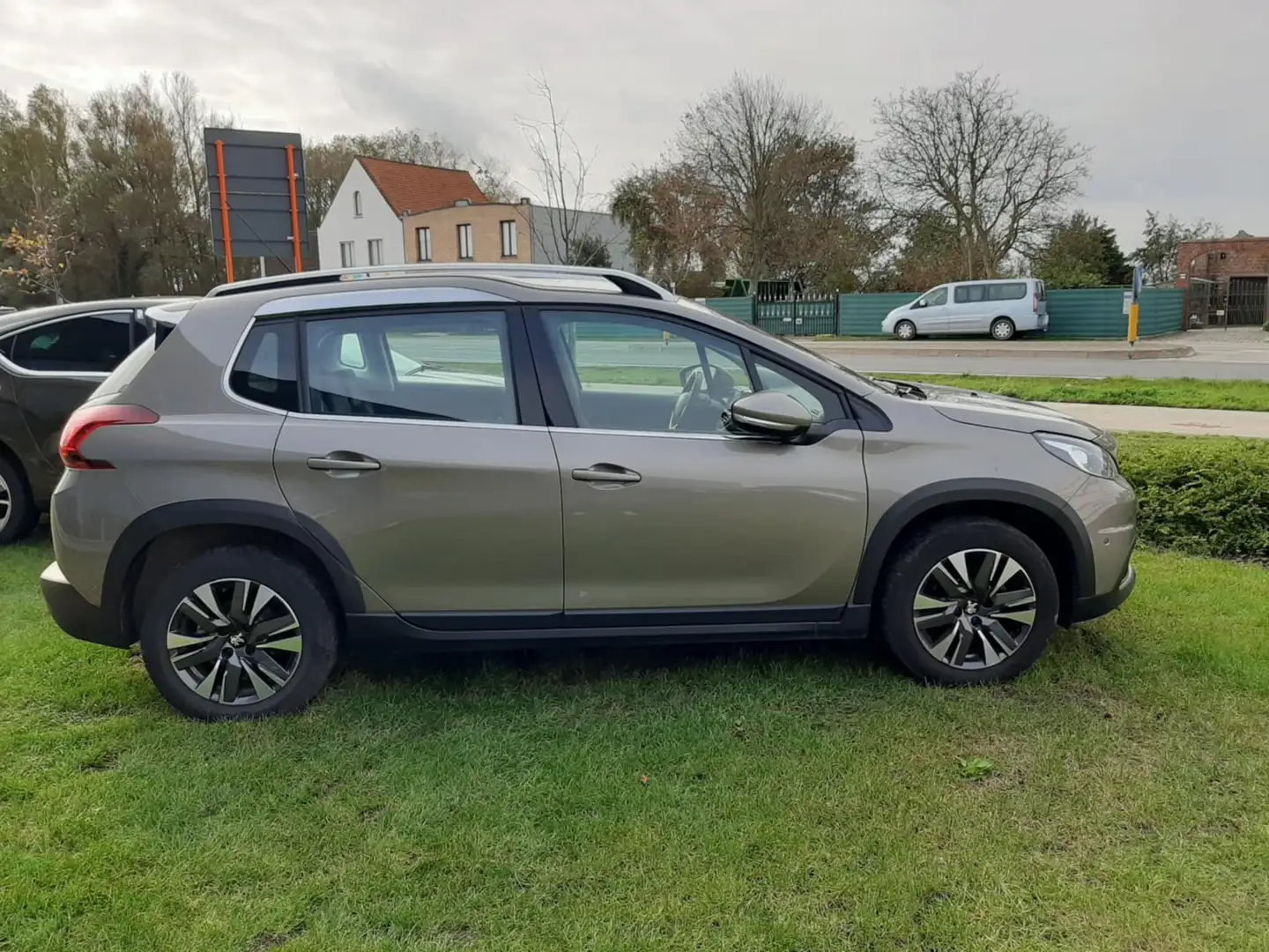 Peugeot 2008 2008 PureTech 82 Style Bronze - 2