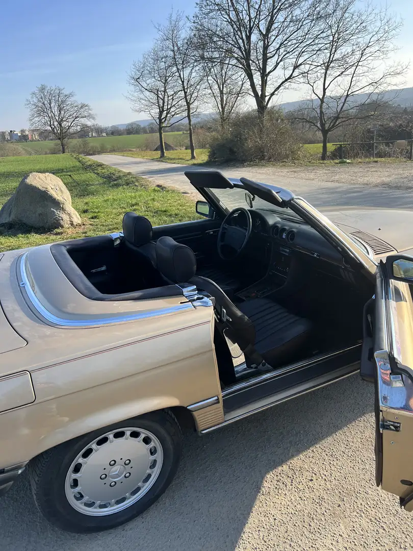 Mercedes-Benz SL 560 Hardtop, softtop Золотистый - 2