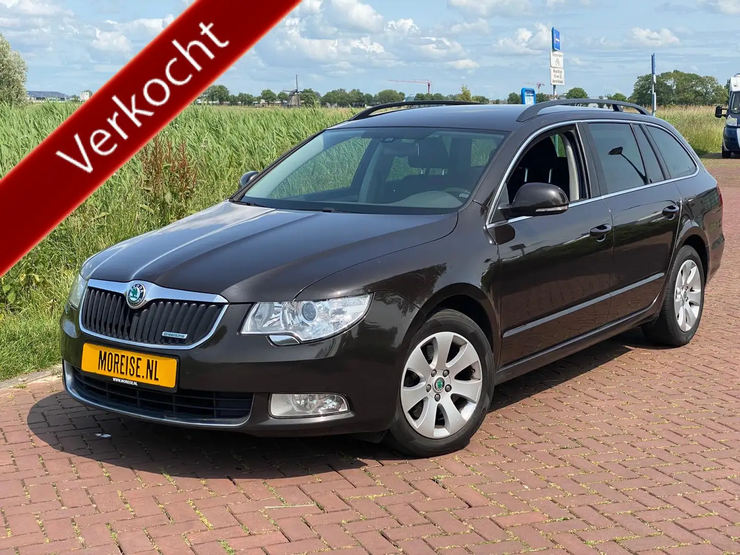 Skoda Superb Combi 1.6 TDI Greenline Active Business Line 5-'13 Brown - 1