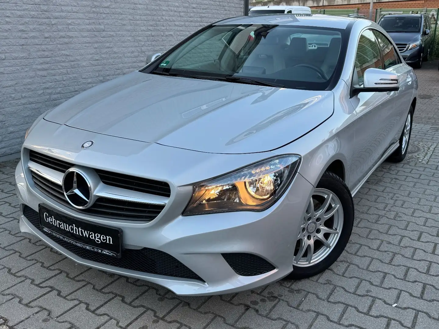 Mercedes-Benz CLA 180 Coupé 1. Hand 33.180 km Klima Navi Alu Silber - 1
