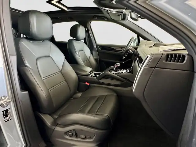 Porsche Cayenne view 3