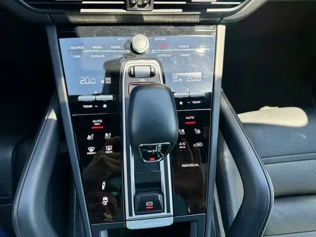 Porsche Cayenne view 11
