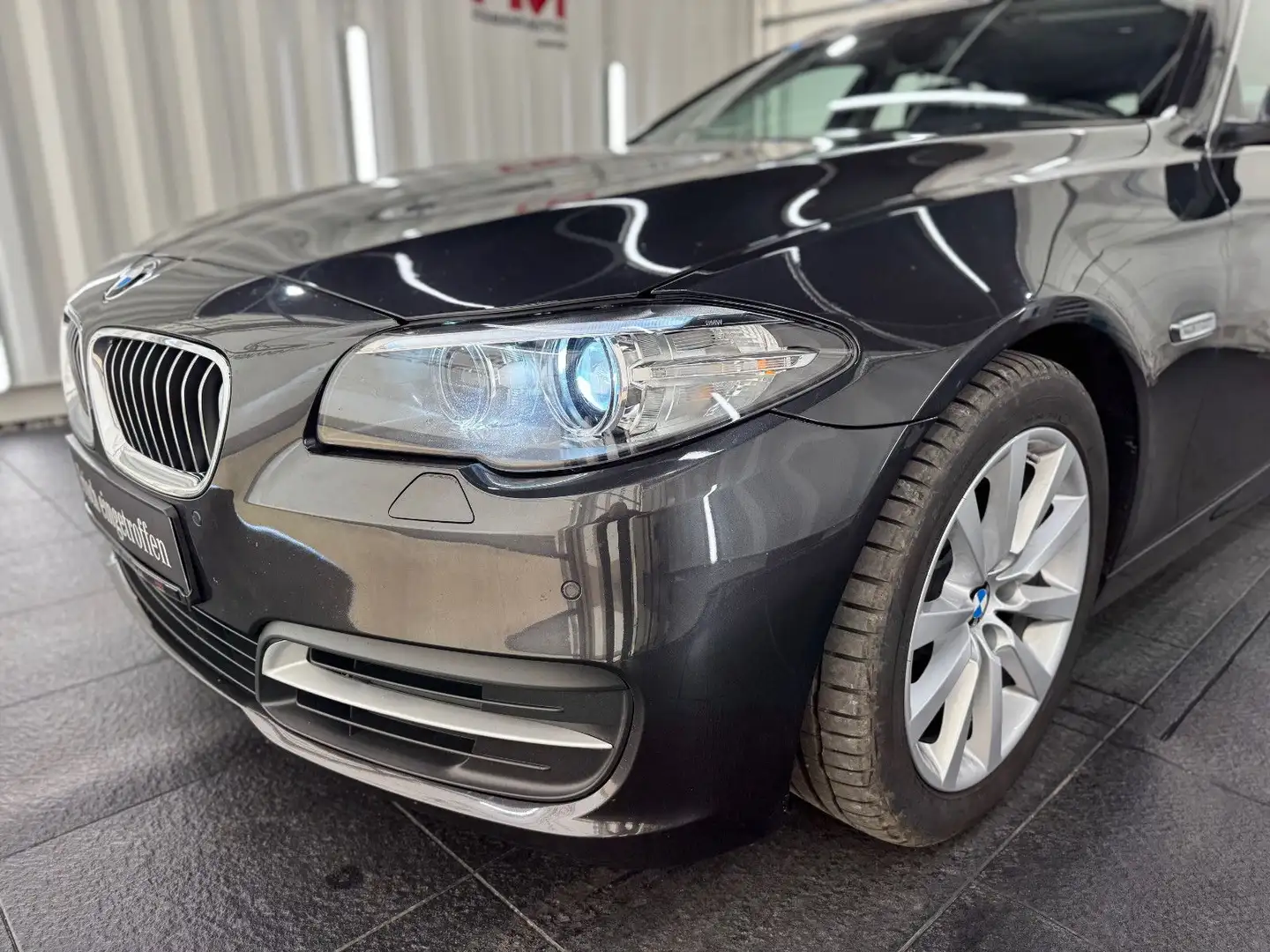 BMW 520 d xDrive Touring/BiXe/AHK/SHZ/Tempo/Bluet. Grau - 2