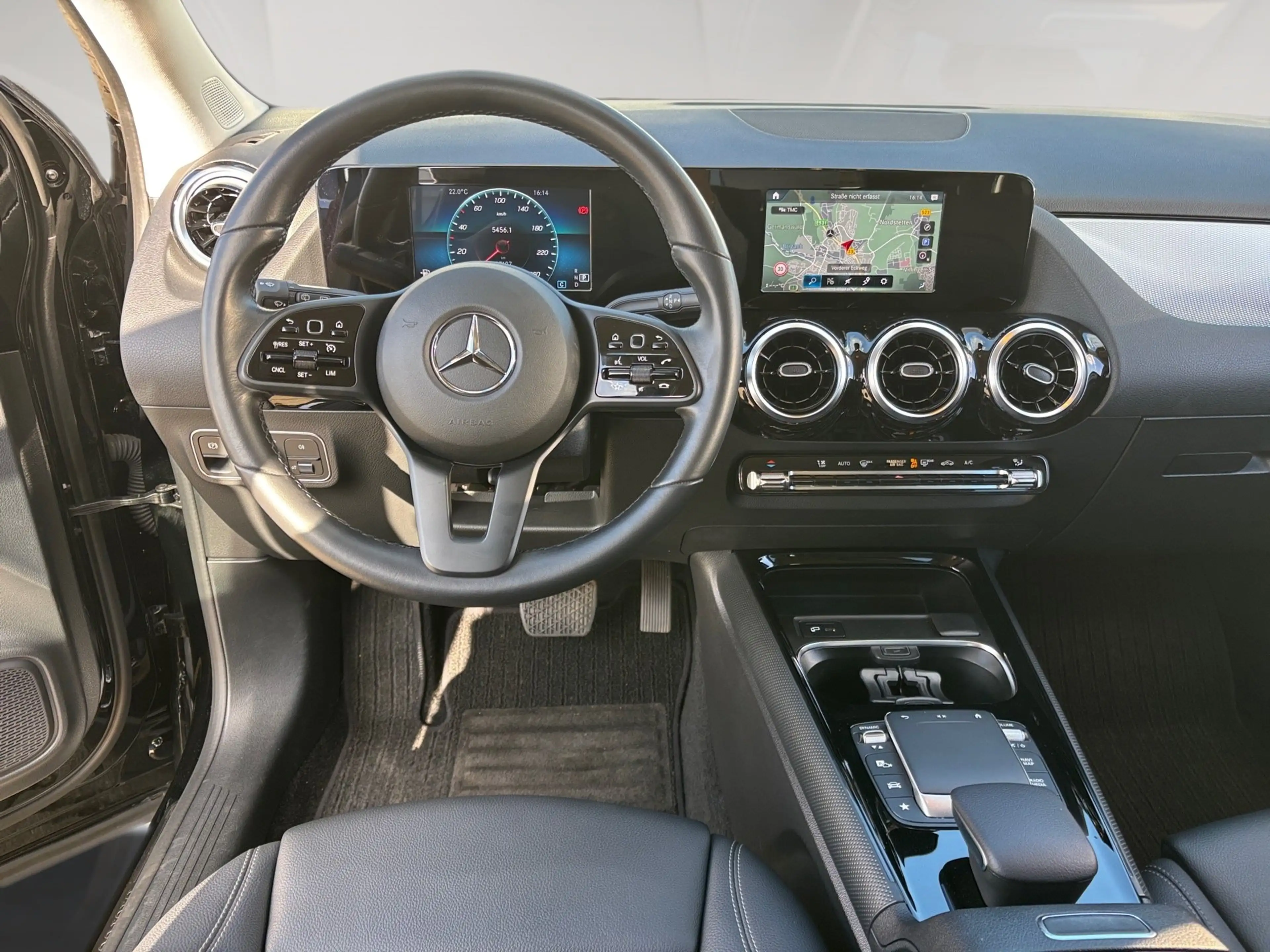 Mercedes-Benz GLA 200 Style AUT+DynLicht+KlimaA+LM+Navi+SHZ — photo 10