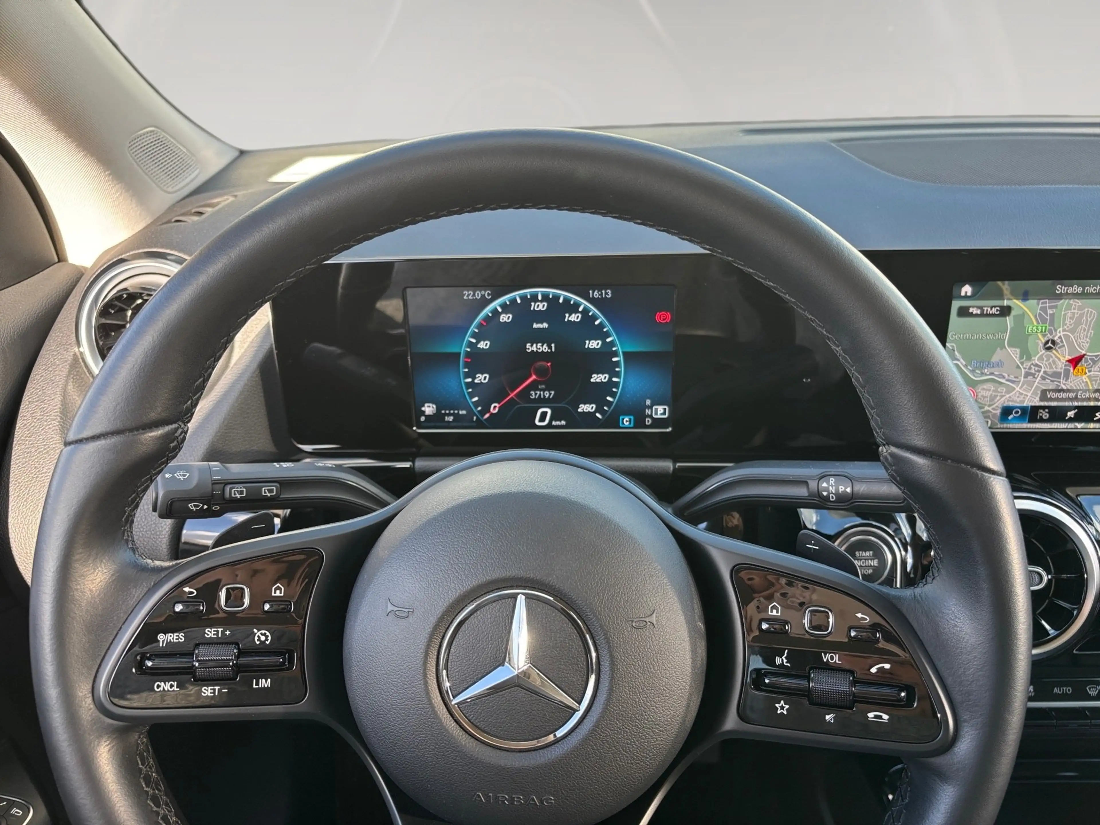 Mercedes-Benz GLA 200 Style AUT+DynLicht+KlimaA+LM+Navi+SHZ — photo 8