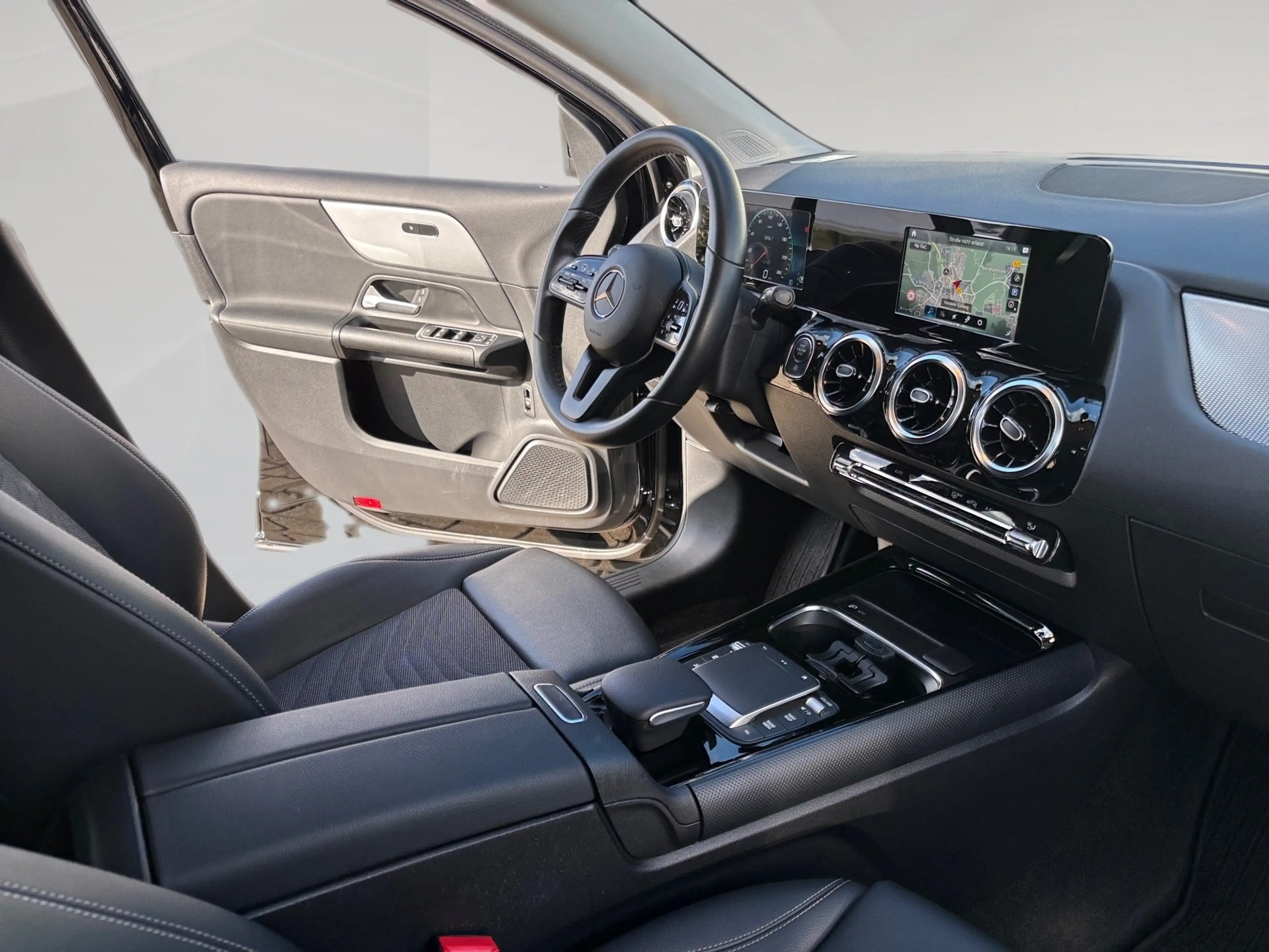 Mercedes-Benz GLA 200 Style AUT+DynLicht+KlimaA+LM+Navi+SHZ — photo 14