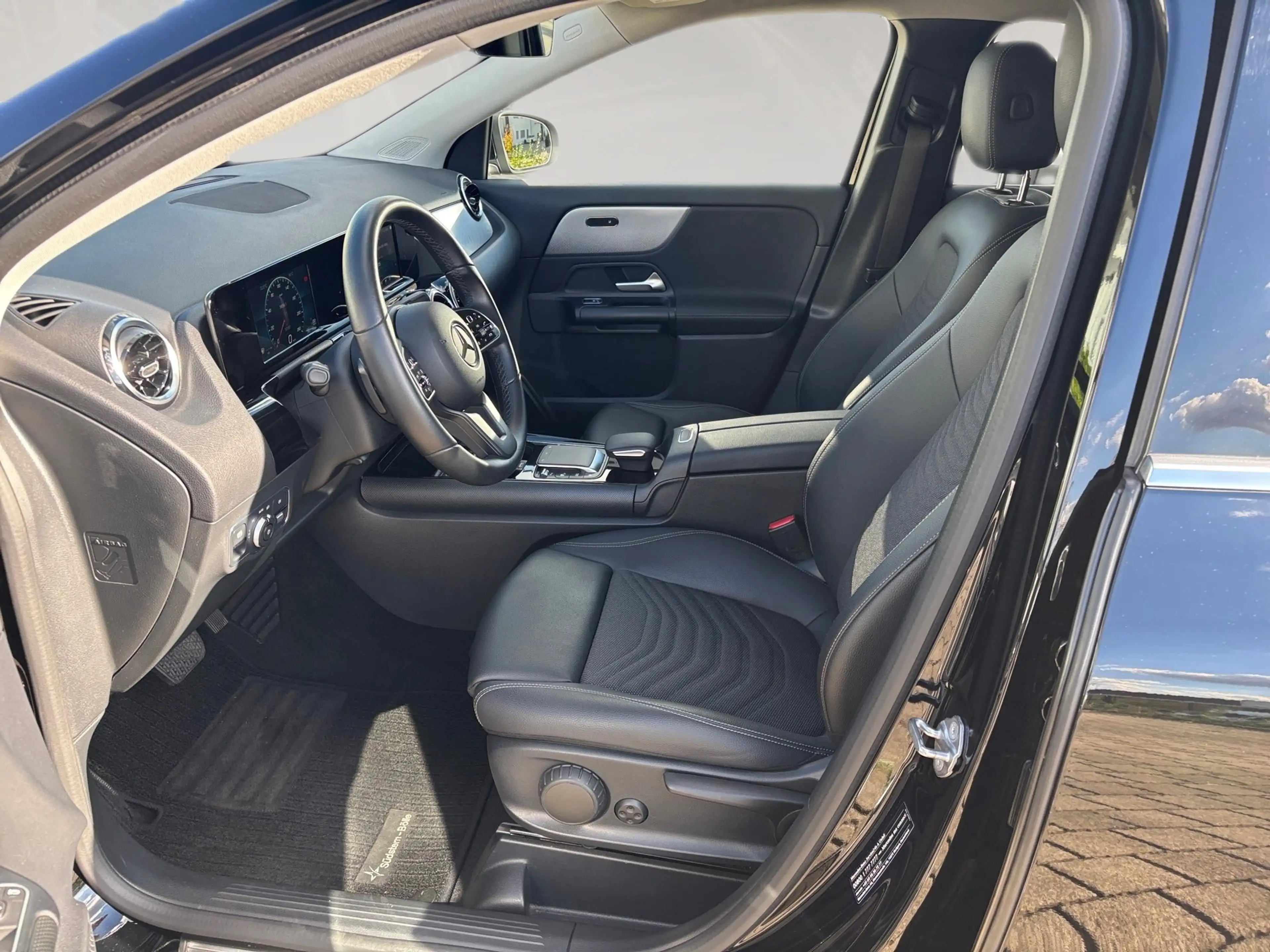 Mercedes-Benz GLA 200 Style AUT+DynLicht+KlimaA+LM+Navi+SHZ — photo 7