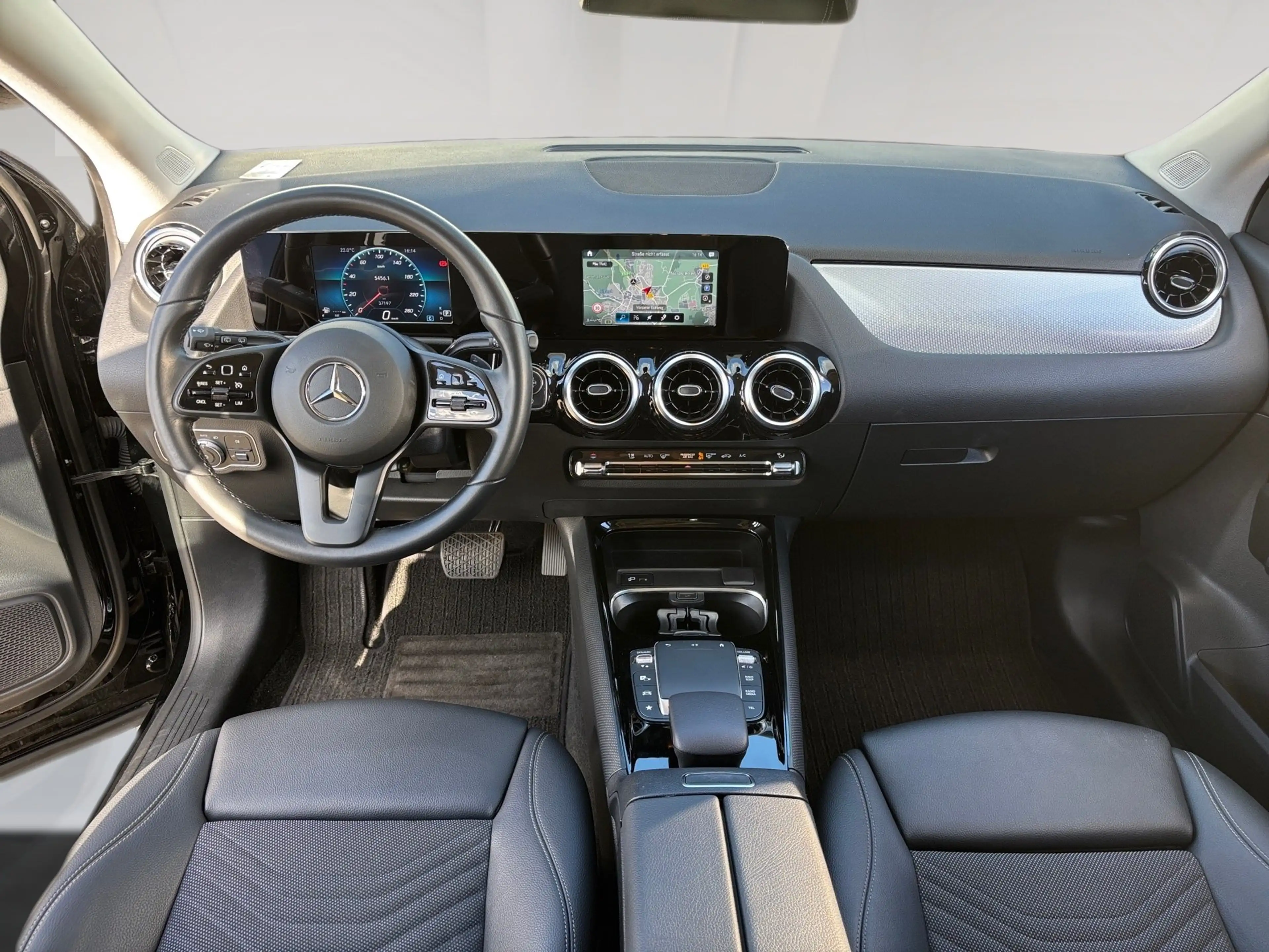 Mercedes-Benz GLA 200 Style AUT+DynLicht+KlimaA+LM+Navi+SHZ — photo 11