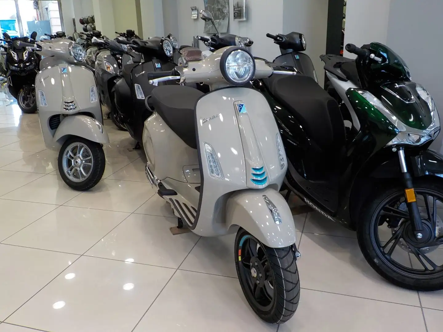 Vespa Primavera 50 NUOVA DA IMMATRICOLARE - 1