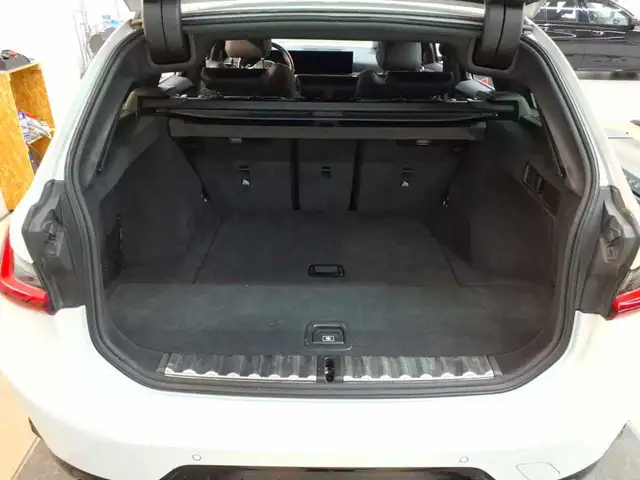 BMW 3 Series view 15