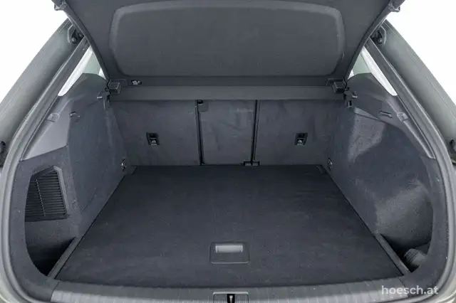 Audi Q3 view 9