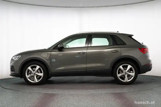 Audi Q3 view 3