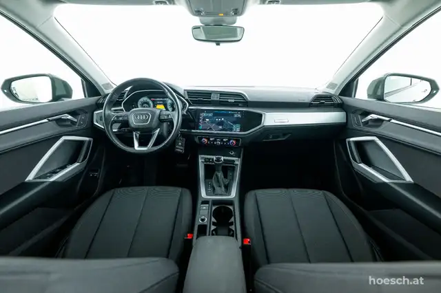 Audi Q3 view 5