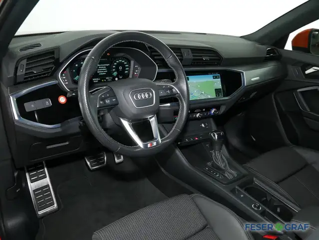 Audi Q3 view 8