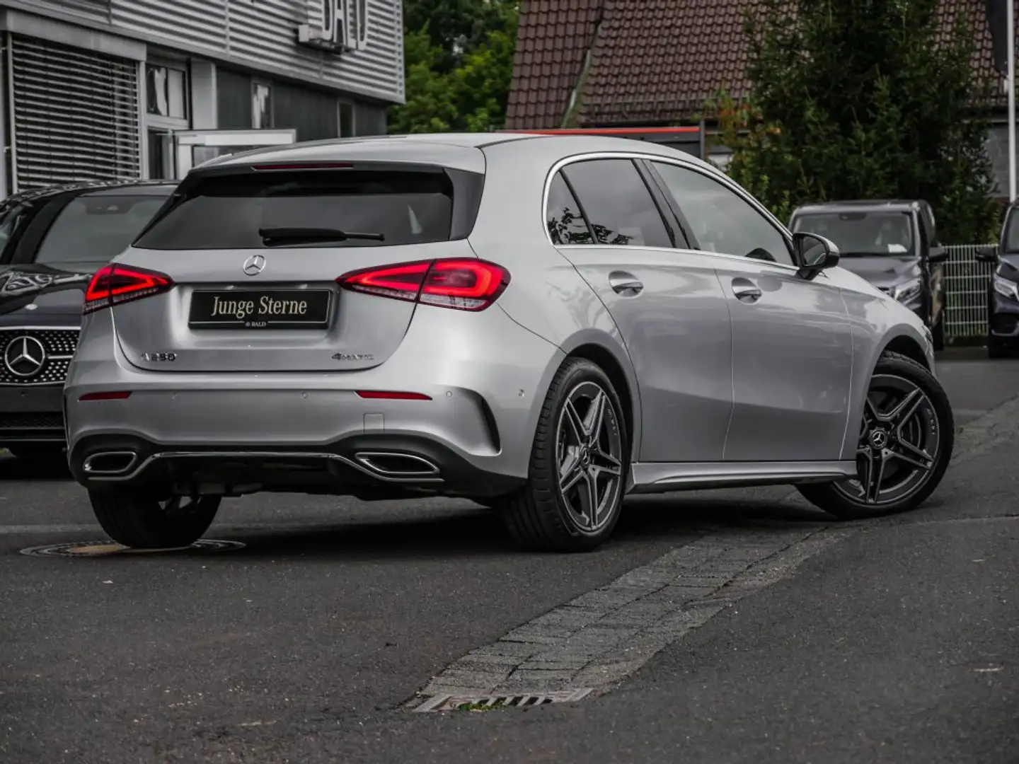 Mercedes-Benz A 250 4MATIC Kompaktlimousine AMG-Sport+Pano+MLB Silber - 2