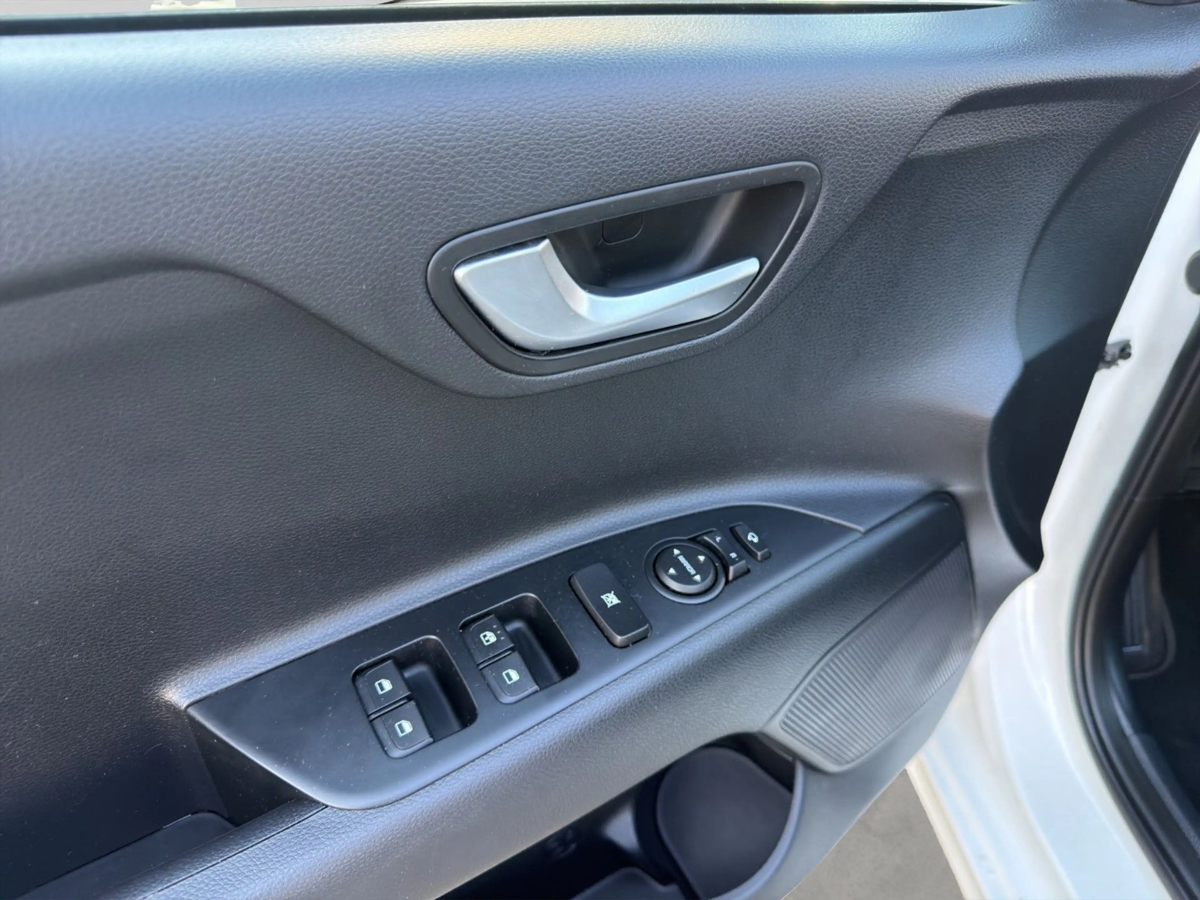 Kia Rio 1.2 84PS KLIMAAUT SITZH LED PDC GJR TÜV NEU — photo 12