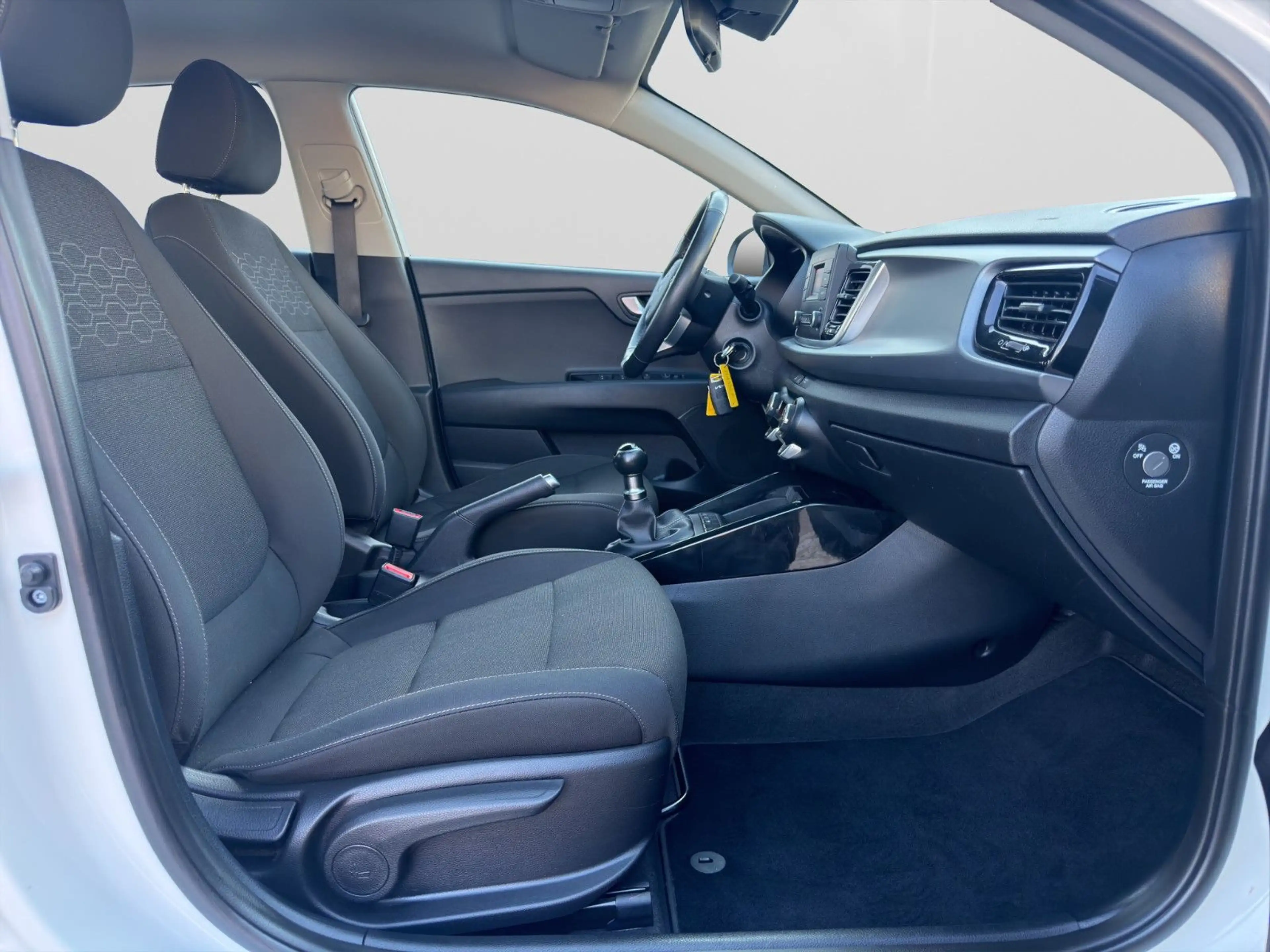 Kia Rio 1.2 84PS KLIMAAUT SITZH LED PDC GJR TÜV NEU — photo 15