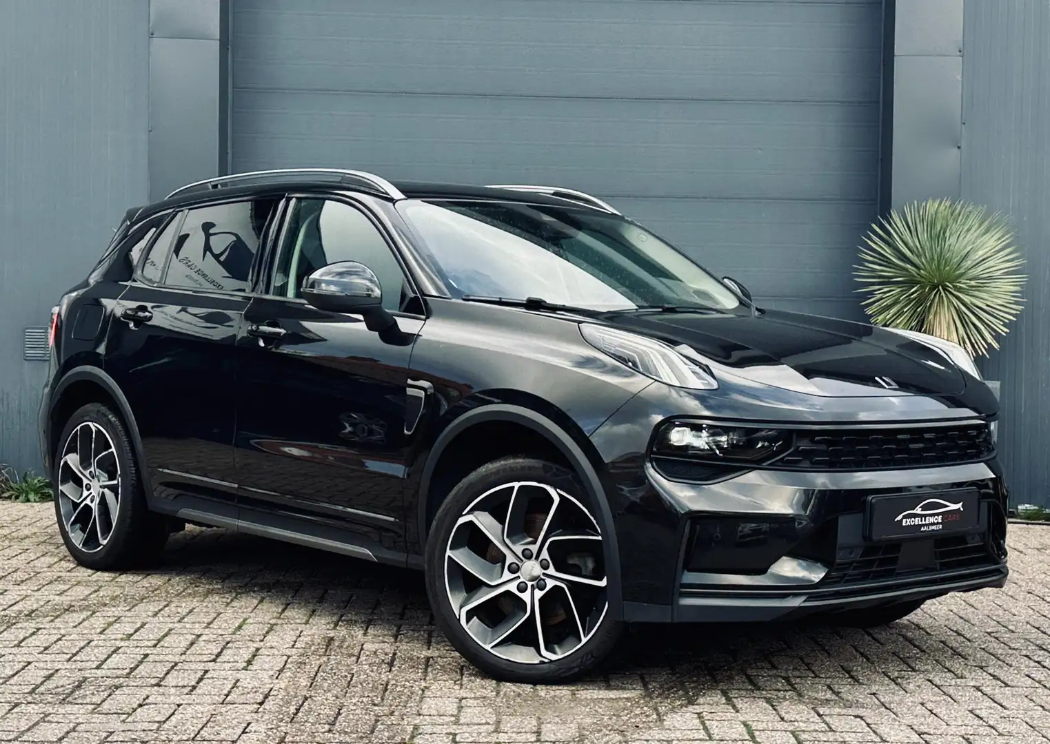 Lynk & Co 01 1.5 BlackStyle/Pano/Navi/Camera/AppleCarPlay Noir - 1