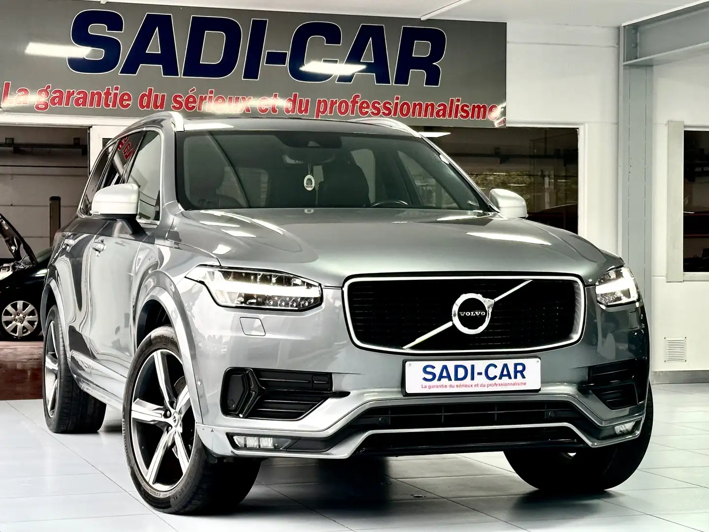 Volvo XC90 2.0 D5 235cv 4WD R-Design 5pl. Geartronic Gris - 1