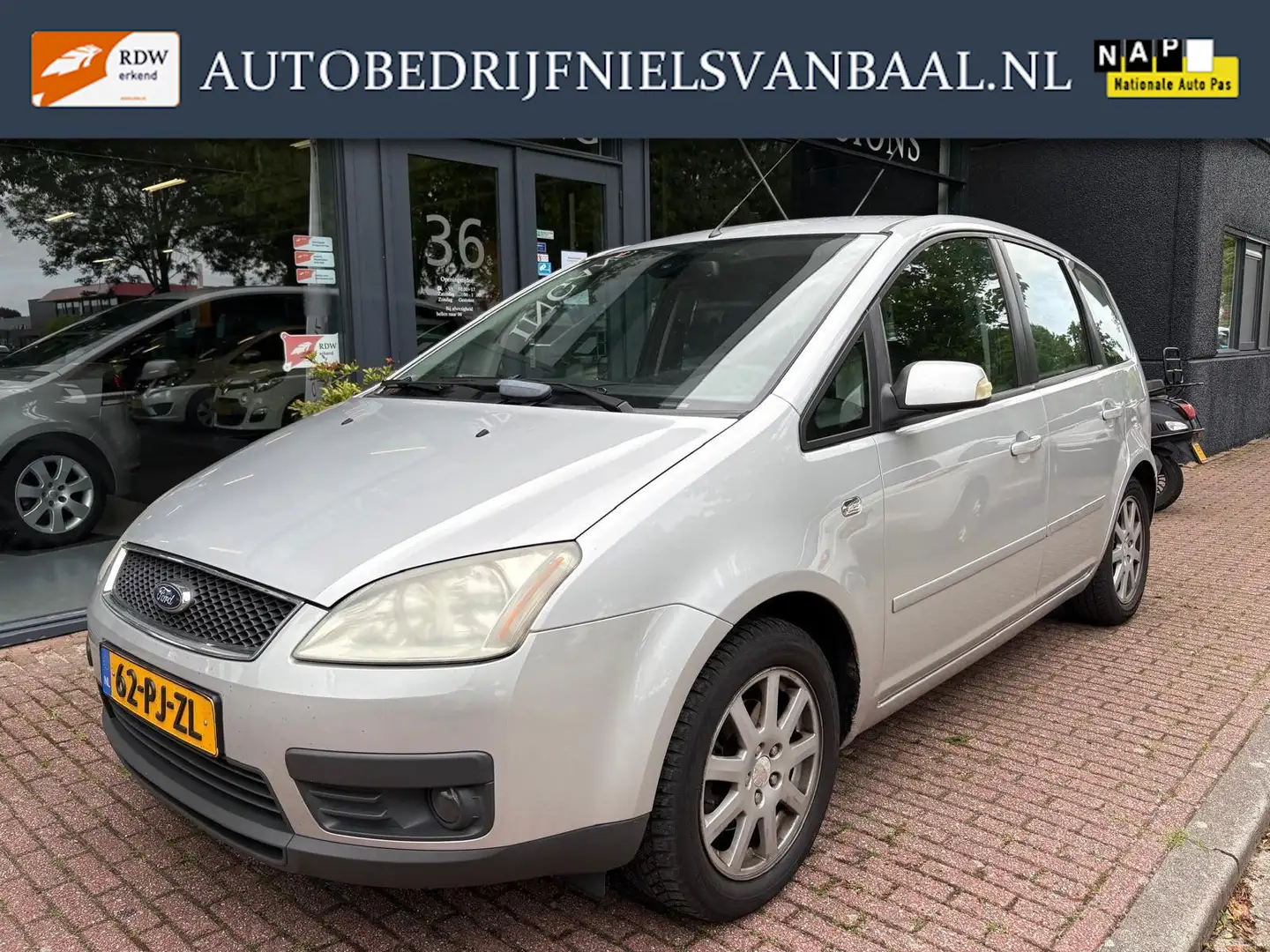 Ford Focus C-Max 1.816V Ghia Clima/Cruise/Trekhaak/Apk 05-26 Grijs - 1