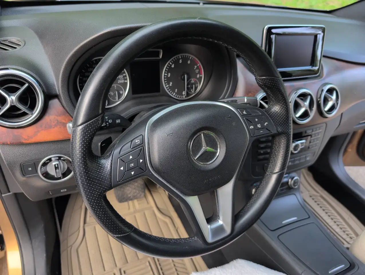 Mercedes-Benz B-Class снимка Mercedes-Benz B-Class