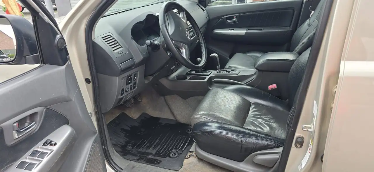 Toyota Hilux 3.0 D-4D 171 ch 4WD SRX • Double cabine • Boîte auto • Cuir • GPS • Attelage