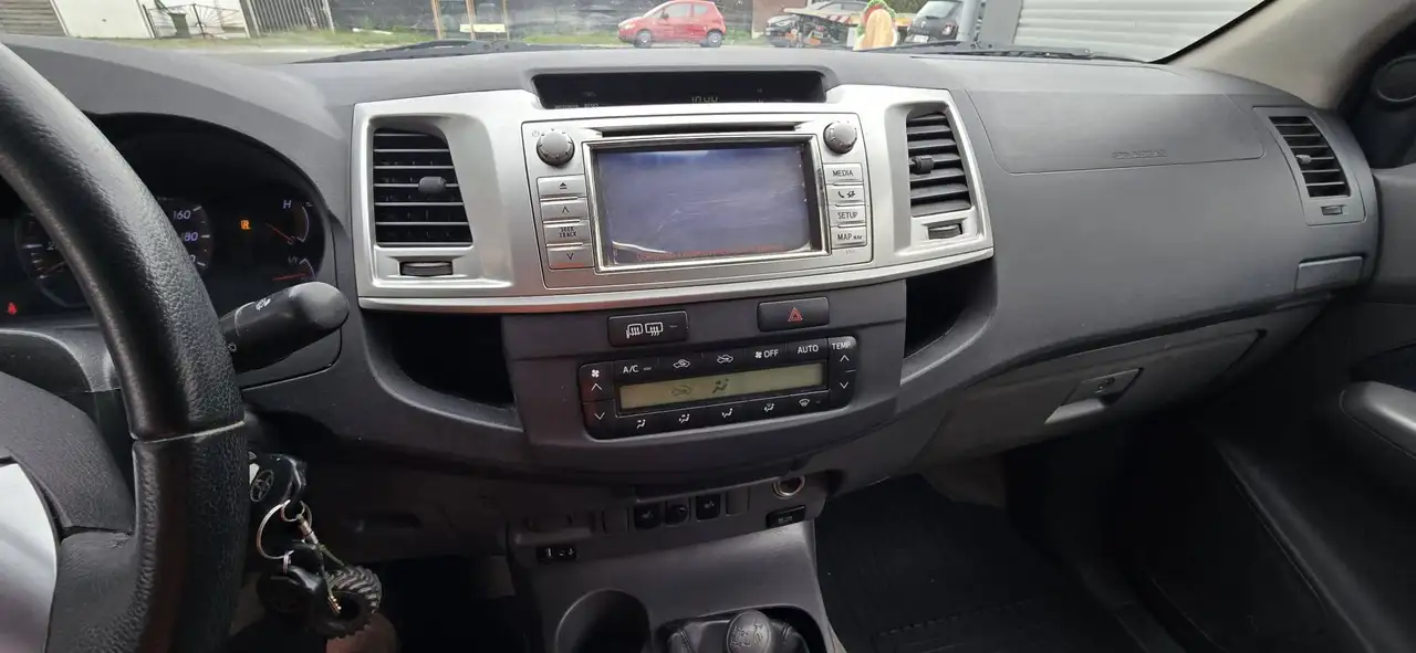 Toyota Hilux 3.0 D-4D 171 ch 4WD SRX • Double cabine • Boîte auto • Cuir • GPS • Attelage