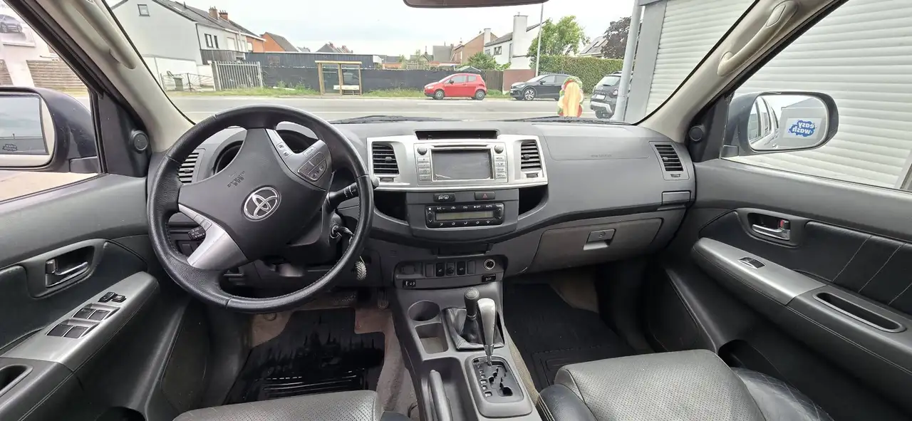 Toyota Hilux 3.0 D-4D 171 ch 4WD SRX • Double cabine • Boîte auto • Cuir • GPS • Attelage