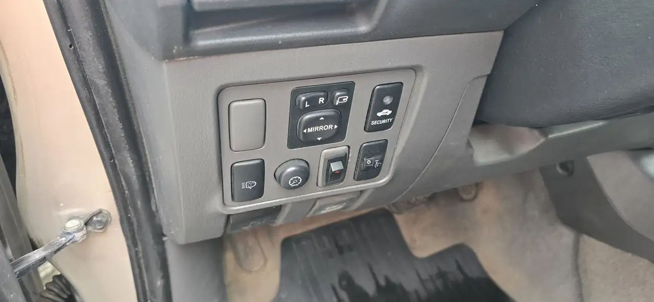 Toyota Hilux 3.0 D-4D 171 ch 4WD SRX • Double cabine • Boîte auto • Cuir • GPS • Attelage