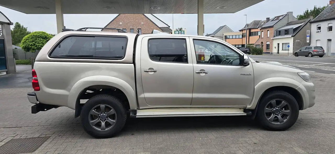 Toyota Hilux 3.0 D-4D 171 ch 4WD SRX • Double cabine • Boîte auto • Cuir • GPS • Attelage