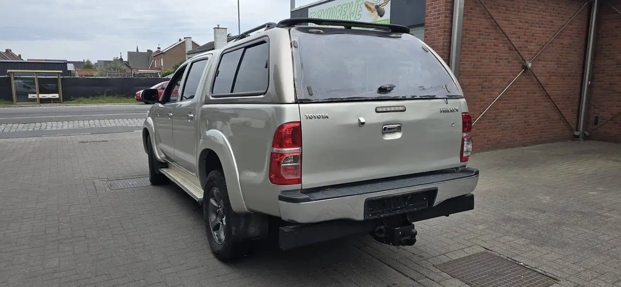 Toyota Hilux 3.0 D-4D 171 ch 4WD SRX • Double cabine • Boîte auto • Cuir • GPS • Attelage