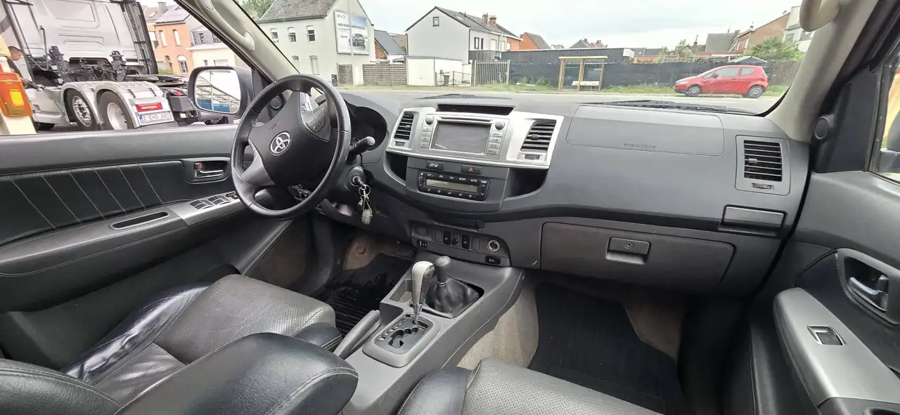 Toyota Hilux 3.0 D-4D 171 ch 4WD SRX • Double cabine • Boîte auto • Cuir • GPS • Attelage