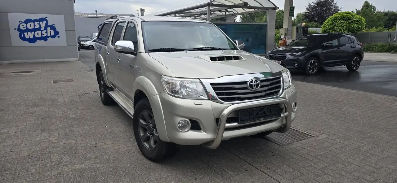 Toyota Hilux 3.0 D-4D 171 ch 4WD SRX • Double cabine • Boîte auto • Cuir • GPS • Attelage