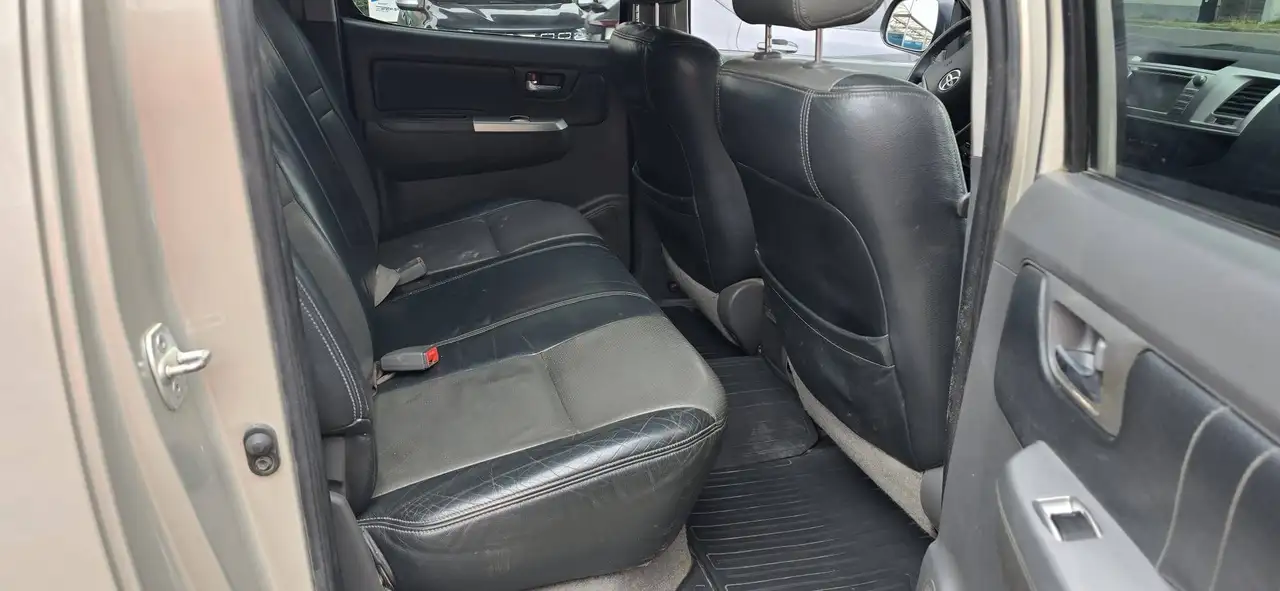 Toyota Hilux 3.0 D-4D 171 ch 4WD SRX • Double cabine • Boîte auto • Cuir • GPS • Attelage