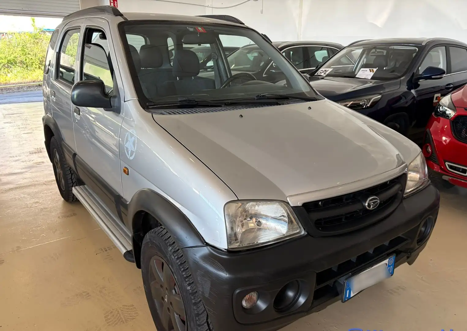 Daihatsu Terios 1.3 Benzina 4x4 Plateado - 2