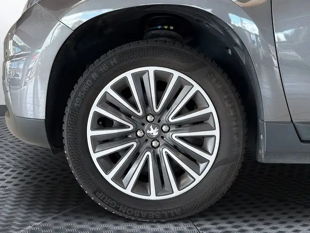 Peugeot 2008 view 9