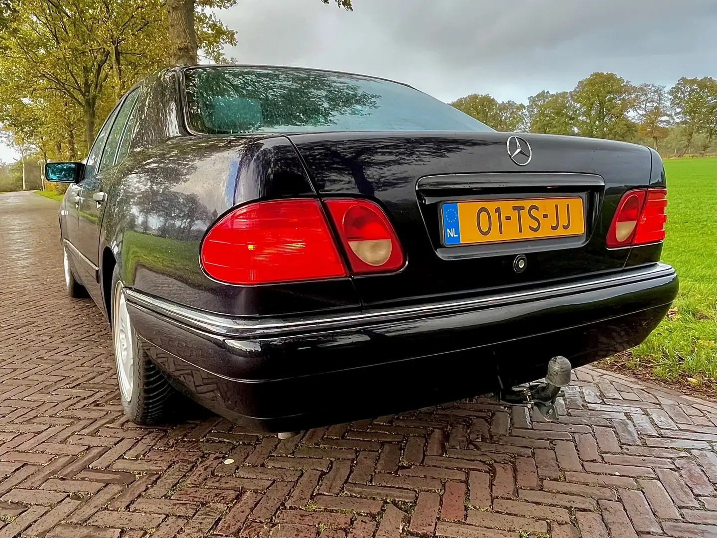 Mercedes-Benz E 200 Avantgarde Sedan ( 1e Eigenaar ) Paars - 2