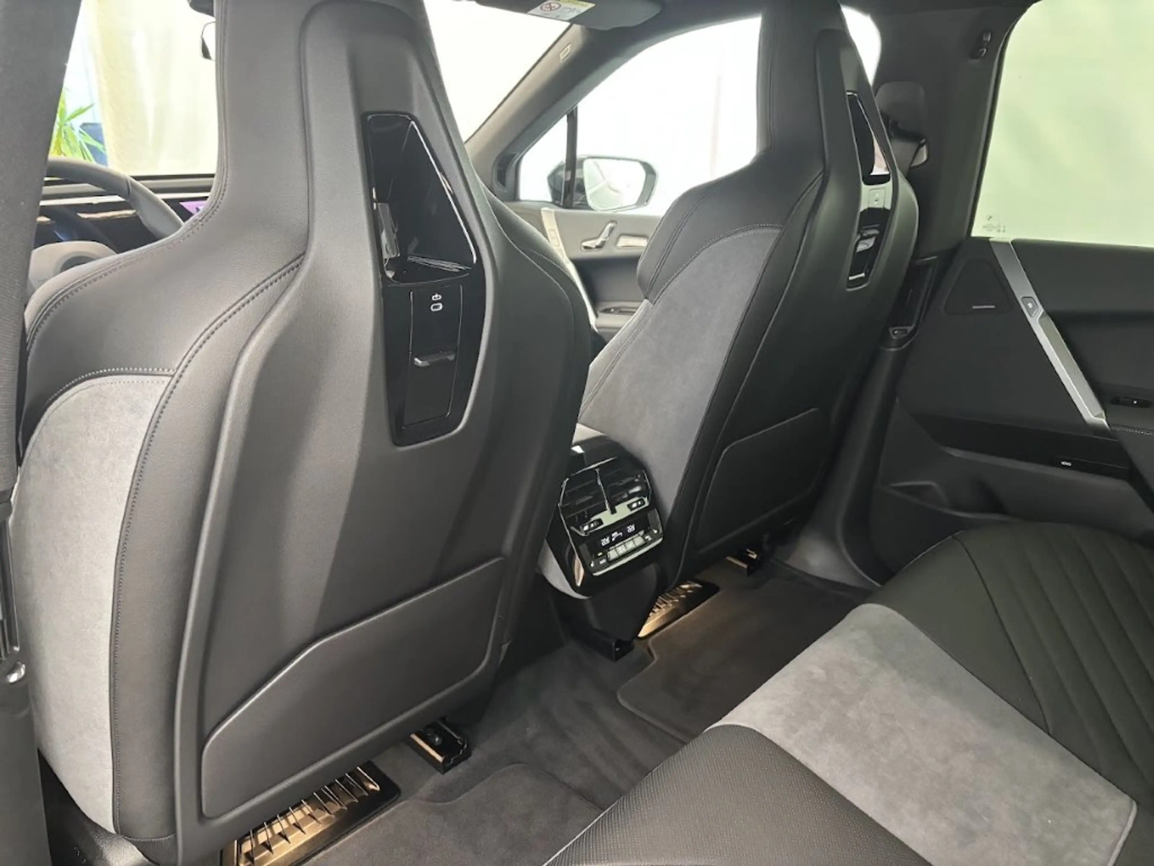 BMW iX xDrive45 — photo 8
