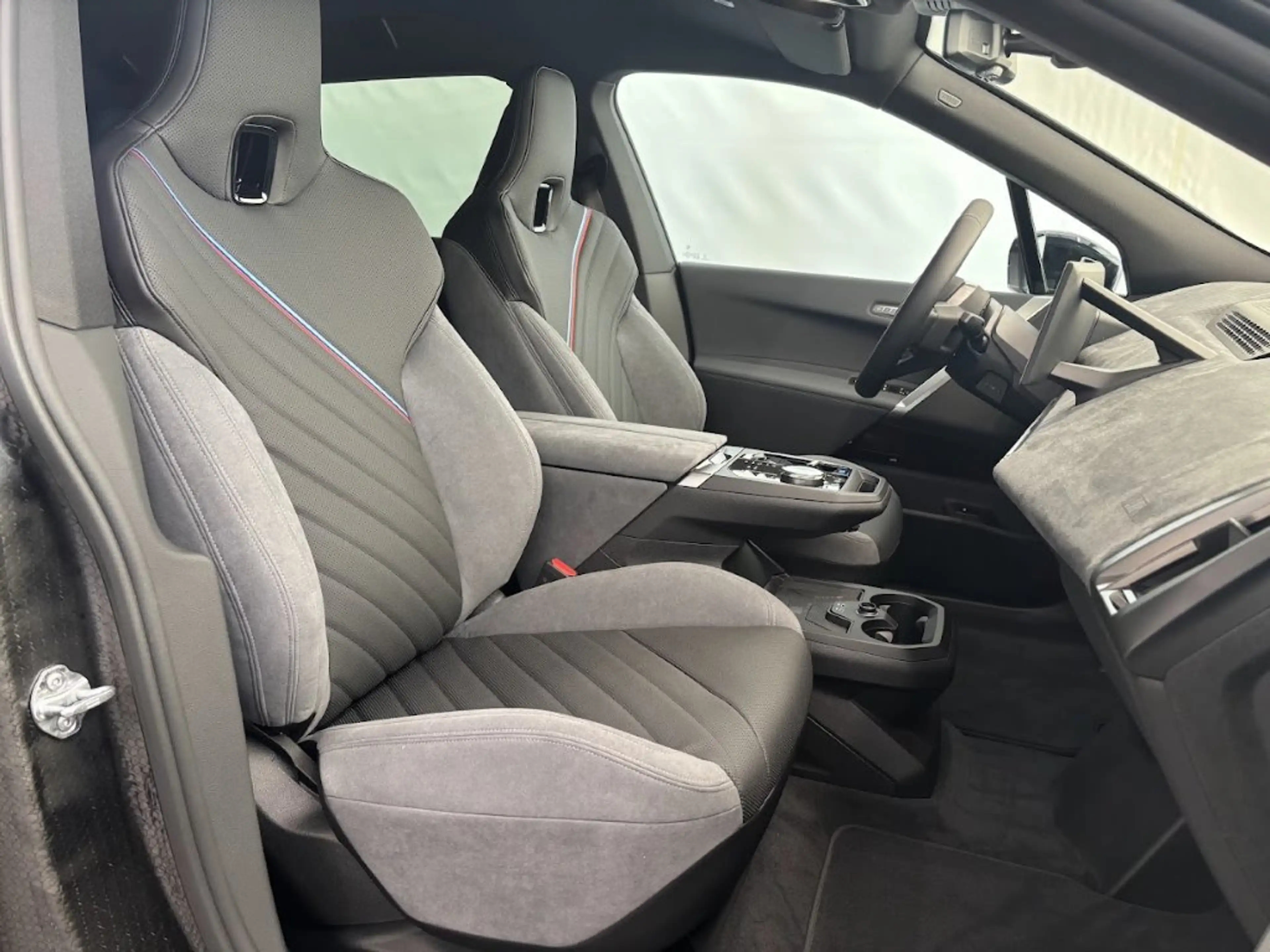 BMW iX xDrive45 — photo 13