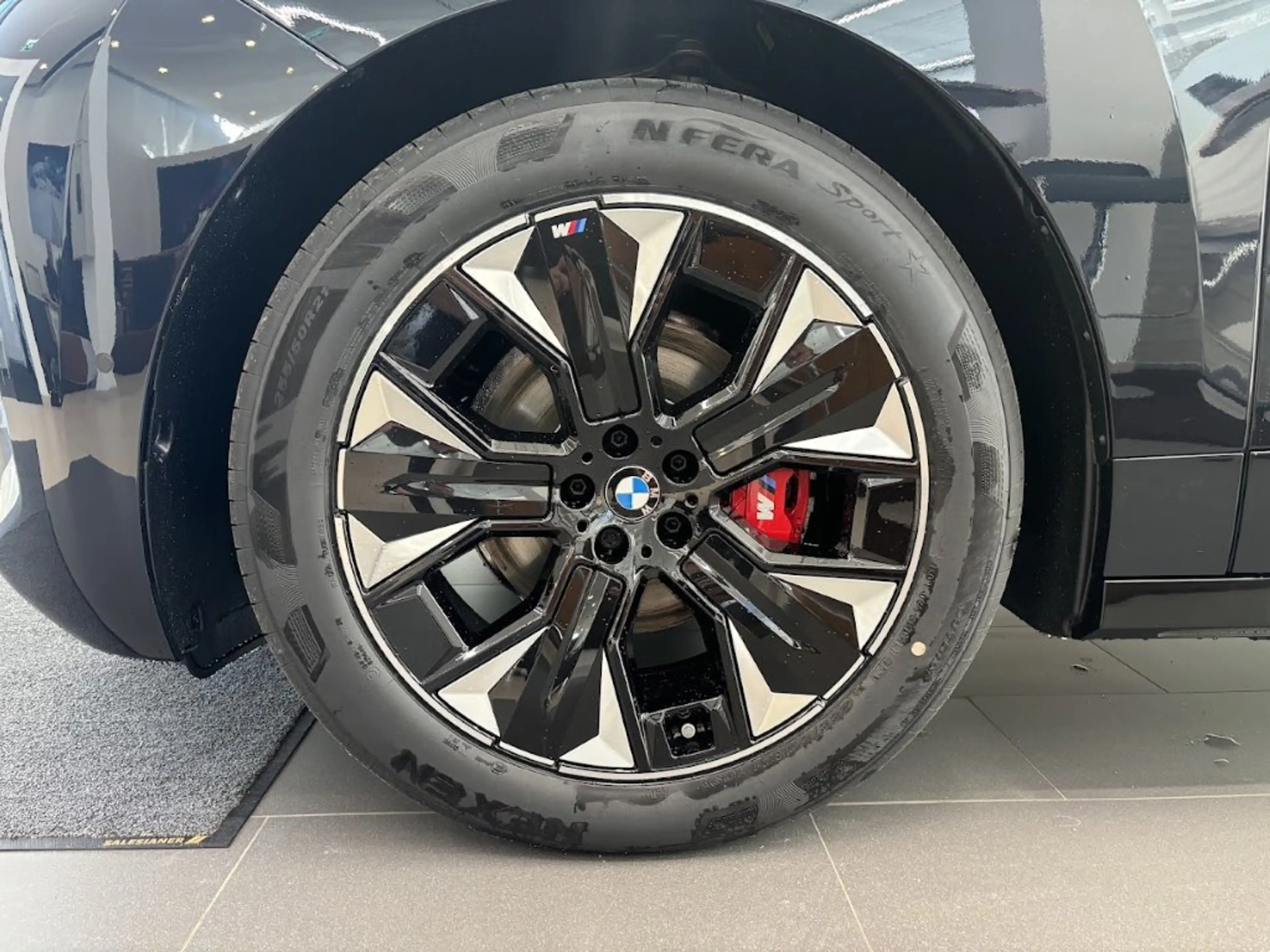 BMW iX xDrive45 — photo 3