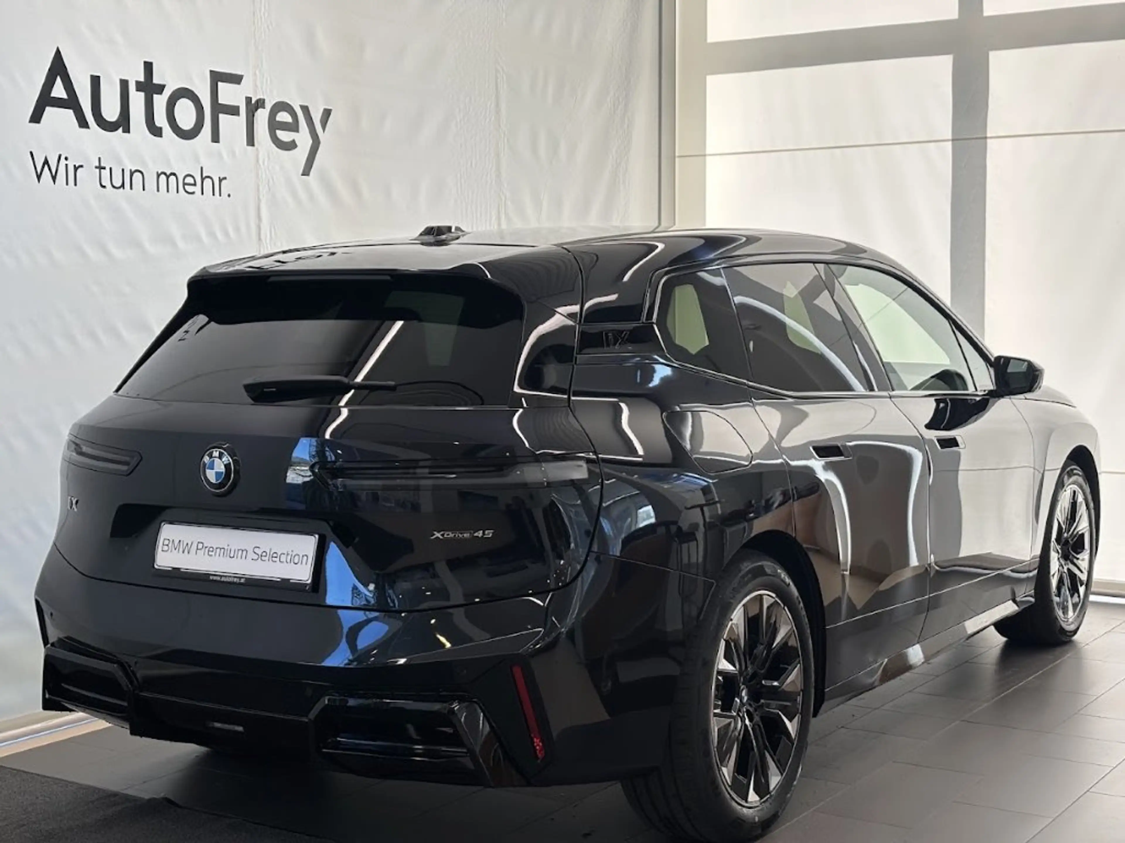 BMW iX xDrive45 — photo 10