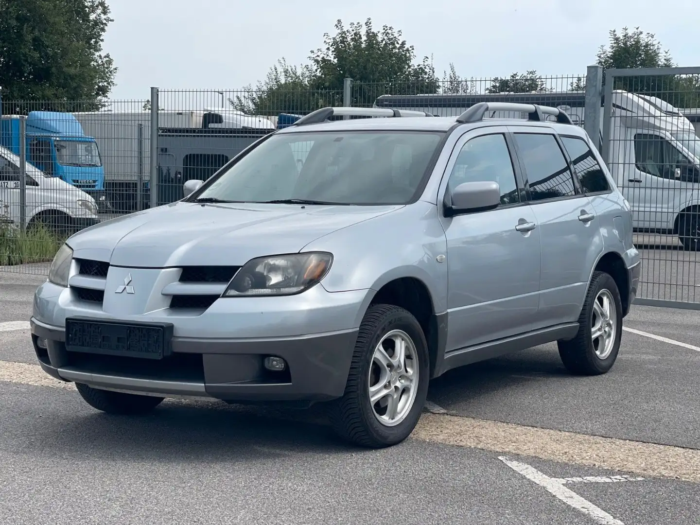 Mitsubishi Outlander 2.4 4X4 Sport TÜV 02.2026 Silber - 2