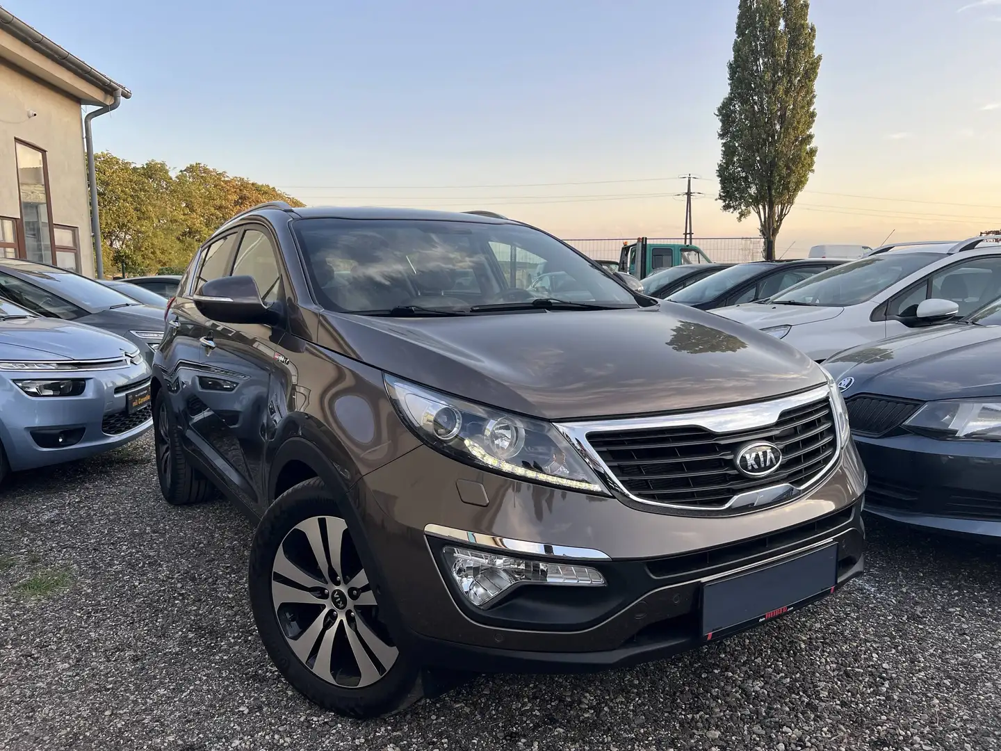 Kia Sportage 2.0 CRDi ActivePro 4WD | Automatik | 1. Besitz | Serviceheft Beige - 1